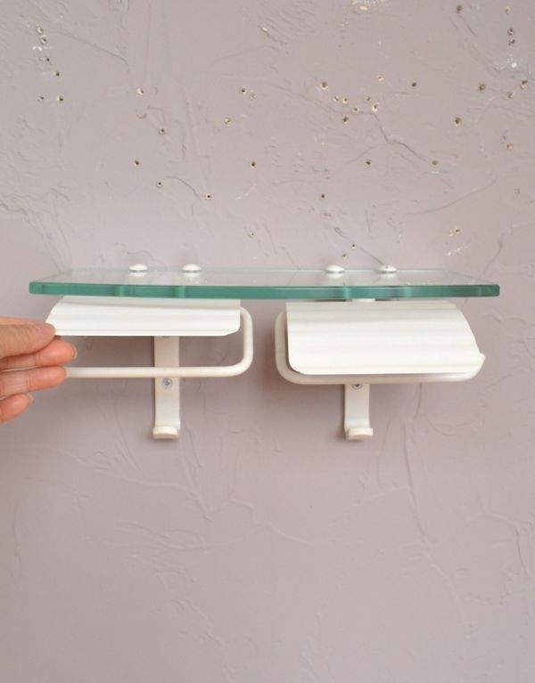 洗面・トイレ　住宅用パーツ　真鍮ペーパーホルダーダブル（アンティークホワイト）フック＆ガラス棚付き。ホワイトペイントをわざとくすませたような加工がされています。(sa-233)