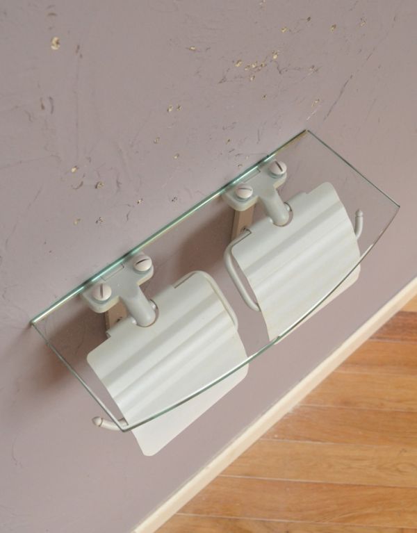 洗面・トイレ　住宅用パーツ　真鍮ペーパーホルダーダブル（アンティークホワイト）フック＆ガラス棚付き。ガラスのディスプレイ棚に、お気に入りの雑貨やグリーンを置いて頂けます。(sa-233)