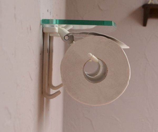 洗面・トイレ　住宅用パーツ　真鍮ペーパーホルダーダブル（アンティークホワイト）フック＆ガラス棚付き。ペーパーホルダーの下にフックが２本付いています。(sa-233)