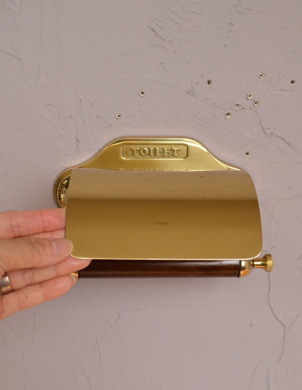 洗面・トイレ　住宅用パーツ　レトロなデザインの真鍮製ペーパーホルダー（ゴールド）。バーに差し込んでからアーム部分を引っ掛けるだけ。(sa-237)