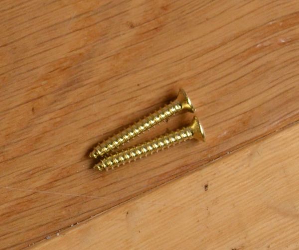 洗面・トイレ　住宅用パーツ　レトロなデザインの真鍮製ペーパーホルダー（ゴールド）。ビスもセットでお届けします。(sa-237)