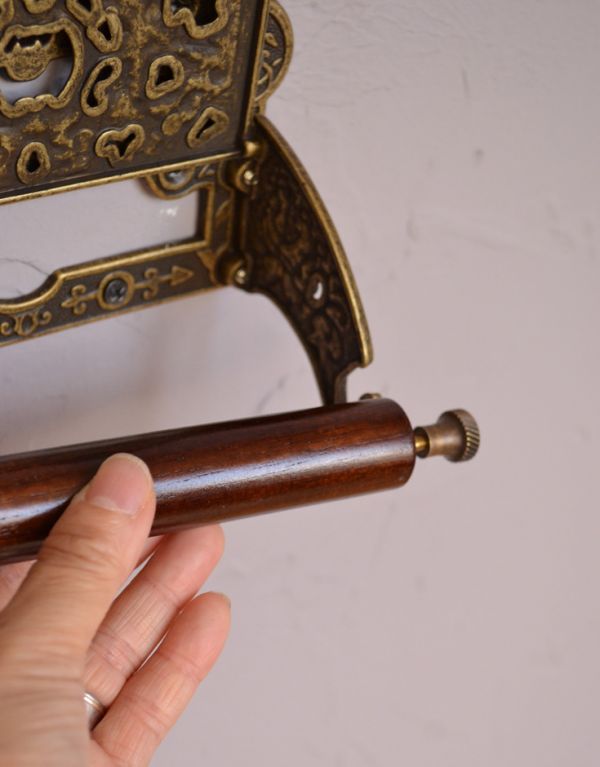 洗面・トイレ　住宅用パーツ　真鍮製クラシカルなペーパーホルダー（アンティーク色）。差込バーは木製で、交換も簡単です。(sa-238)