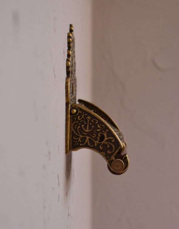 洗面・トイレ　住宅用パーツ　真鍮製クラシカルなペーパーホルダー（アンティーク色）。ペーパーが少量になっても、カバーを押さえ、切れるよう改良されて新登場です。(sa-238)