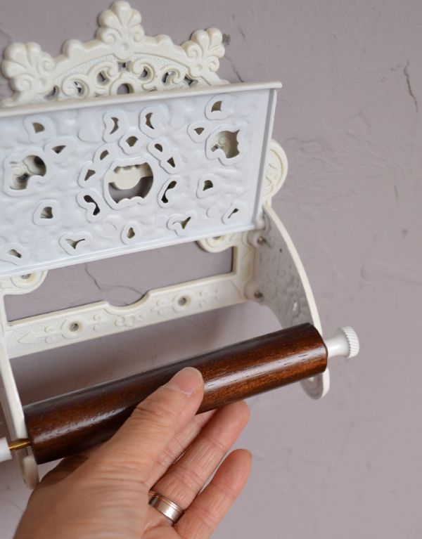 洗面・トイレ　住宅用パーツ　真鍮製クラシカルなペーパーホルダー （アンティークホワイト）。差込バーは木製で、交換も簡単です。(sa-242)