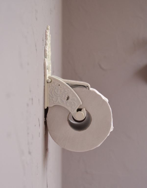 洗面・トイレ　住宅用パーツ　真鍮製クラシカルなペーパーホルダー （アンティークホワイト）。ペーパーが少量になっても、カバーを押さえ、切れるよう改良されて新登場です。(sa-242)