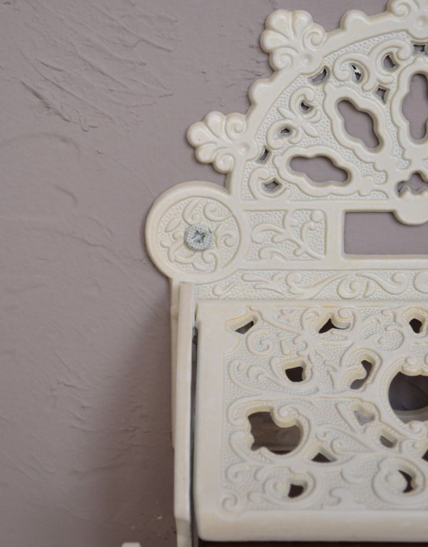 洗面・トイレ　住宅用パーツ　真鍮製クラシカルなペーパーホルダー （アンティークホワイト）。両サイドに２ヵ所ビス穴が開いています。(sa-242)