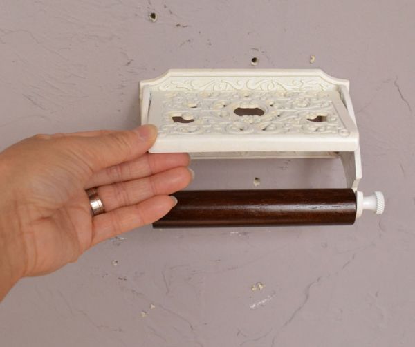 洗面・トイレ　住宅用パーツ　無垢材の真鍮製クラシカルなペーパーホルダー （アンティークホワイト）。ホテルのパウダールームような高級感があってうれしいデザイン。(sa-243)