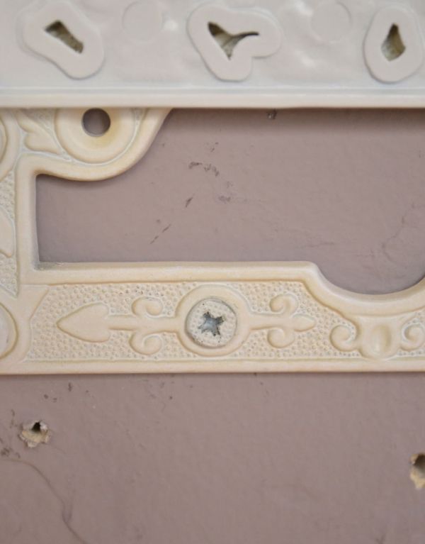 洗面・トイレ　住宅用パーツ　無垢材の真鍮製クラシカルなペーパーホルダー （アンティークホワイト）。4ヵ所ビス穴が開いています。(sa-243)