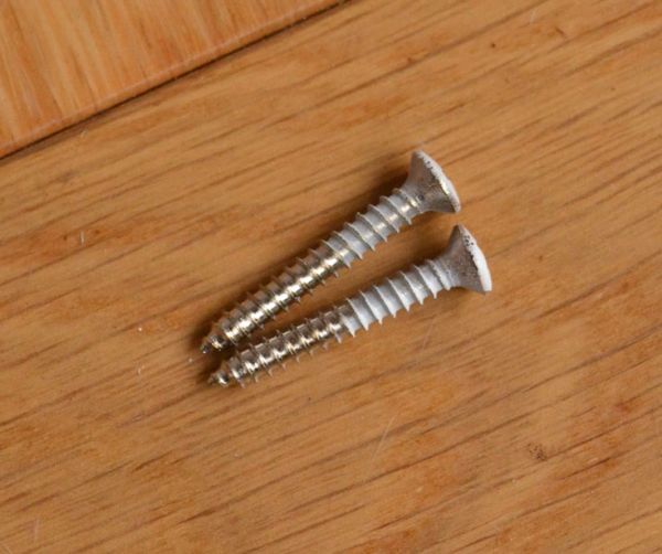 ビス付きのペーパーホルダー