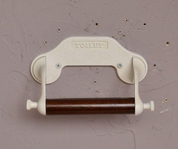 洗面・トイレ　住宅用パーツ　レトロなデザイン、無垢材の真鍮製ペーパーホルダー（アンティークホワイト）フタ無し。お洒落なサニタリーを演出してくれるアイテムです。(sa-245)