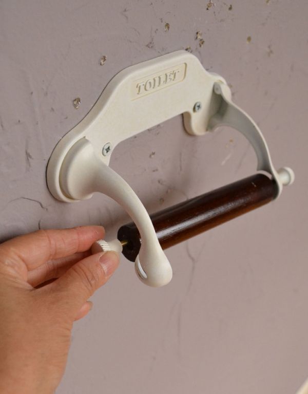 洗面・トイレ　住宅用パーツ　レトロなデザイン、無垢材の真鍮製ペーパーホルダー（アンティークホワイト）フタ無し。バーに差し込んでからアーム部分を引っ掛けるだけ。(sa-245)