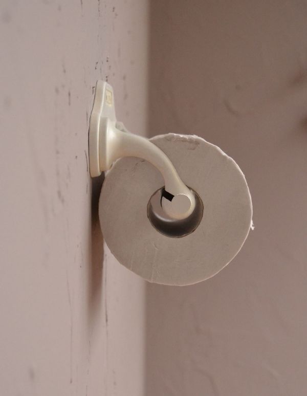 洗面・トイレ　住宅用パーツ　レトロなデザイン、無垢材の真鍮製ペーパーホルダー（アンティークホワイト）フタ無し。フタが無いので横から見てもスッキリしています。(sa-245)