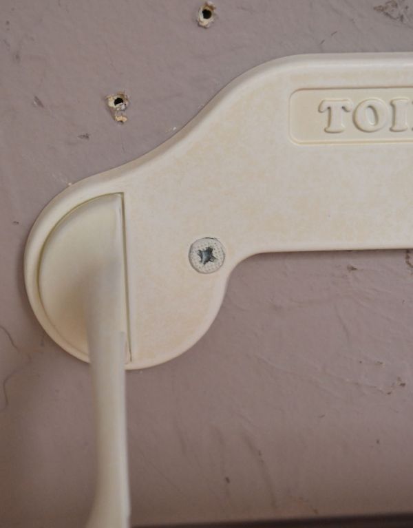 洗面・トイレ　住宅用パーツ　レトロなデザイン、無垢材の真鍮製ペーパーホルダー（アンティークホワイト）フタ無し。ビスを２ヶ所留めてお使い下さい。(sa-245)