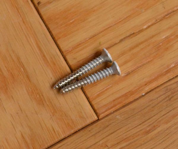 洗面・トイレ　住宅用パーツ　レトロなデザイン、無垢材の真鍮製ペーパーホルダー（アンティークホワイト）フタ無し。ビスもセットでお届けします。(sa-245)