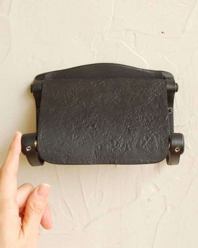 洗面・トイレ　住宅用パーツ　真鍮製のペーパーホルダー（ブラックブラス・ビス付き）。質感のいい真鍮がシックで素敵な雰囲気を演出してくれます。(sa-258)