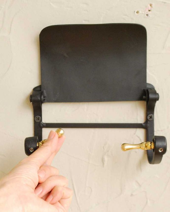 洗面・トイレ　住宅用パーツ　真鍮製のペーパーホルダー（ブラックブラス・ビス付き）。ペーパーを取り替えるのは簡単です。(sa-258)