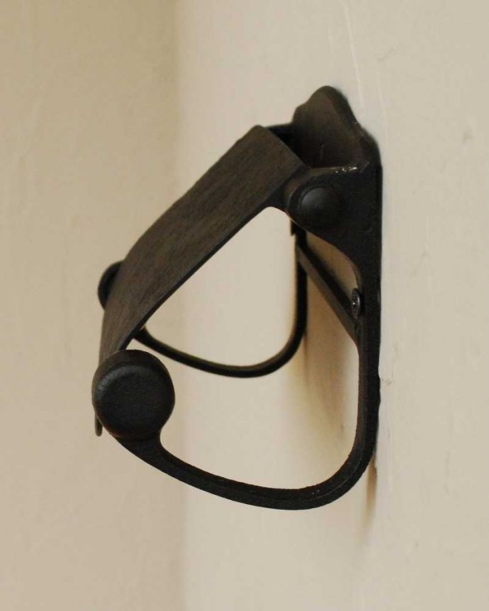 洗面・トイレ　住宅用パーツ　真鍮製のペーパーホルダー（ブラックブラス・ビス付き）。横から見てもお洒落なデザインです。(sa-258)