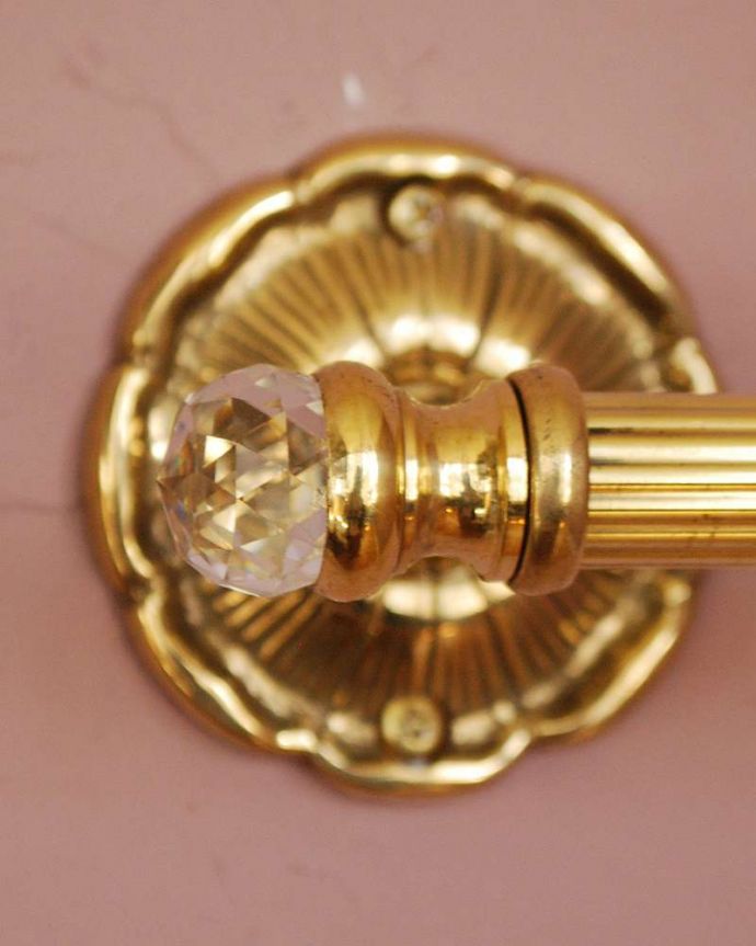 洗面・トイレ　住宅用パーツ　イタリアからやって来たキラッと輝く 高級感漂う真鍮製のタオルバー。高級感たっぷりの真鍮製イタリア生まれらしくゴージャスな雰囲気のタオルハンガー。(sa-259)