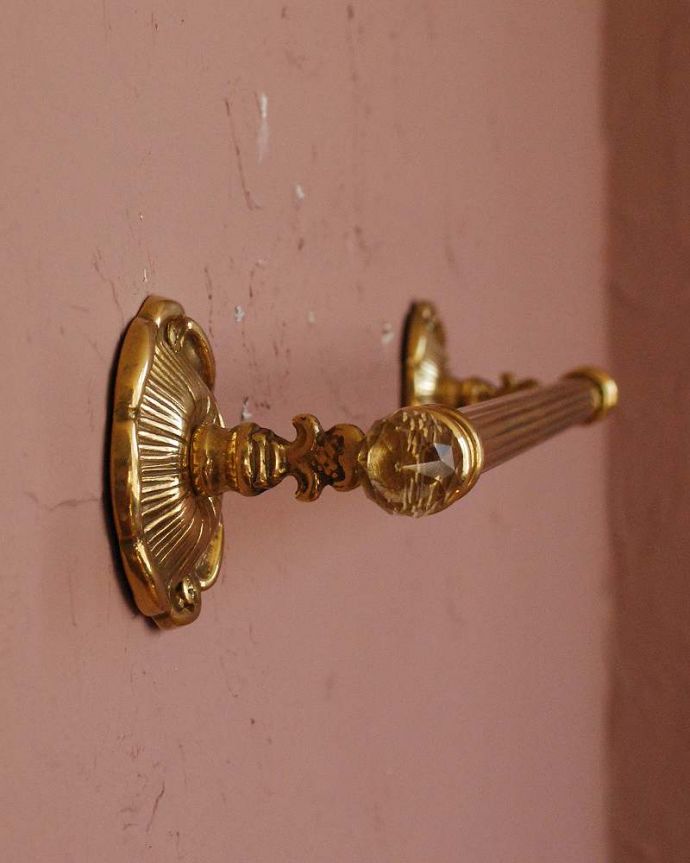 洗面・トイレ　住宅用パーツ　イタリアからやって来たキラッと輝く 高級感漂う真鍮製のタオルバー。横から見ると･･･ハンドタオルやキッチンクロスを掛けて使って下さい。(sa-259)