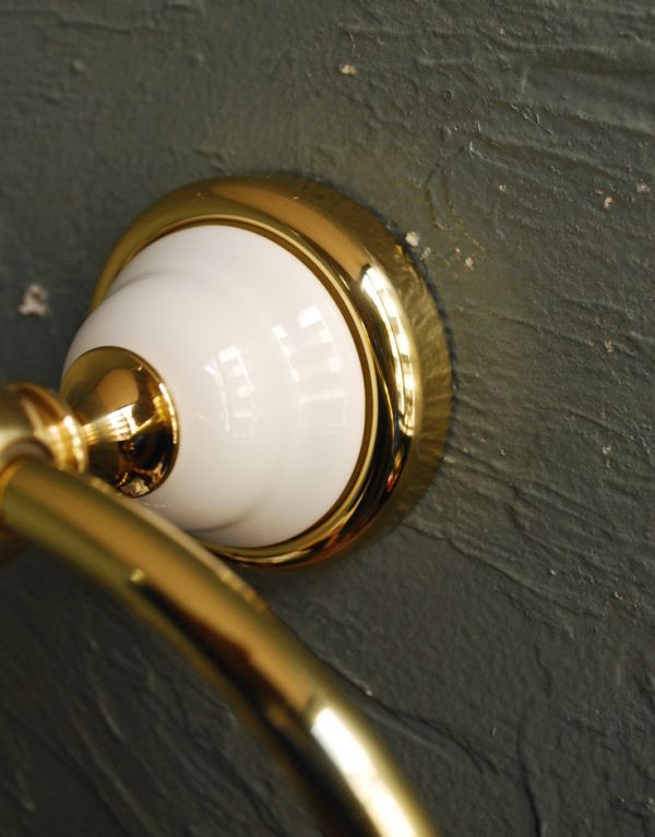 洗面・トイレ 住宅用パーツ 陶器×真鍮タオルリング (ゴールド)。陶器×真鍮デザインです。(sa-418)