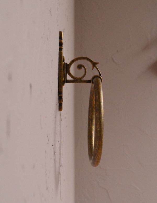 洗面・トイレ　住宅用パーツ　クラシックシリーズ真鍮製タオルリング（アンティーク色）。横から見た装飾も美しいデザインです。(sa-424)