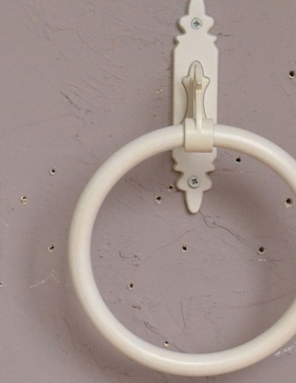 洗面・トイレ 住宅用パーツ クラシックシリーズ真鍮製タオルリング(アンティークホワイト)。クラシックな雰囲気を感じさせながら、シンプルに仕上げたデザインです。(sa-425)