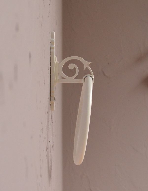 洗面・トイレ 住宅用パーツ クラシックシリーズ真鍮製タオルリング(アンティークホワイト)。横から見た装飾も美しいデザインです。(sa-425)