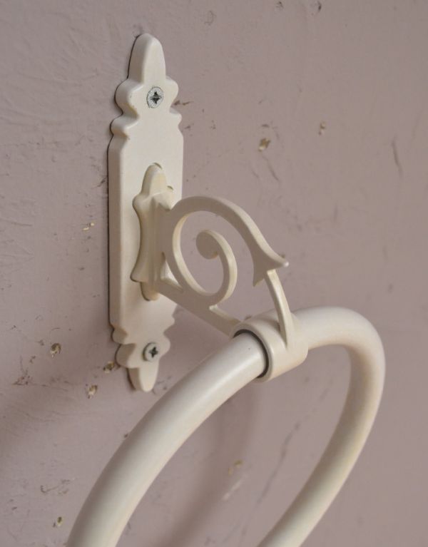 洗面・トイレ 住宅用パーツ クラシックシリーズ真鍮製タオルリング(アンティークホワイト)。洗面やキッチンなどでオシャレを楽しんでくださいね。(sa-425)