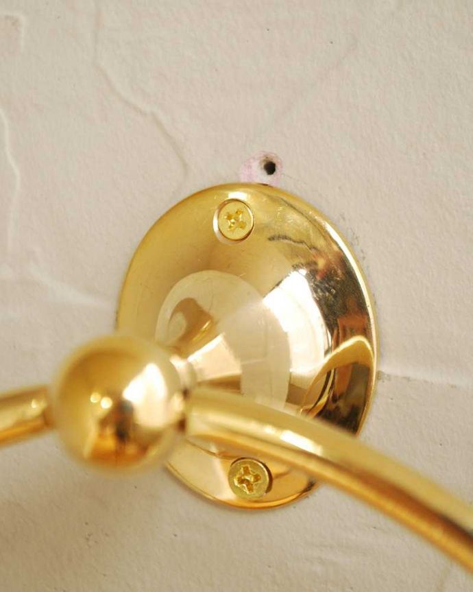 洗面・トイレ　住宅用パーツ　真鍮製のタオルリング（ゴールド・ビス付き）。壁にビスで固定してお使いください。(sa-431)