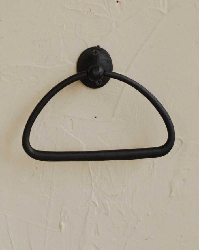 洗面・トイレ　住宅用パーツ　真鍮製のタオルリング（ブラックブラス・ビス付き）。質感のいい真鍮がシックで素敵な雰囲気を演出してくれます。(sa-432)