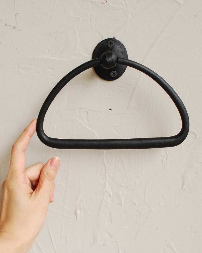 洗面・トイレ　住宅用パーツ　真鍮製のタオルリング（ブラックブラス・ビス付き）。どこでも気軽に付けられます。(sa-432)