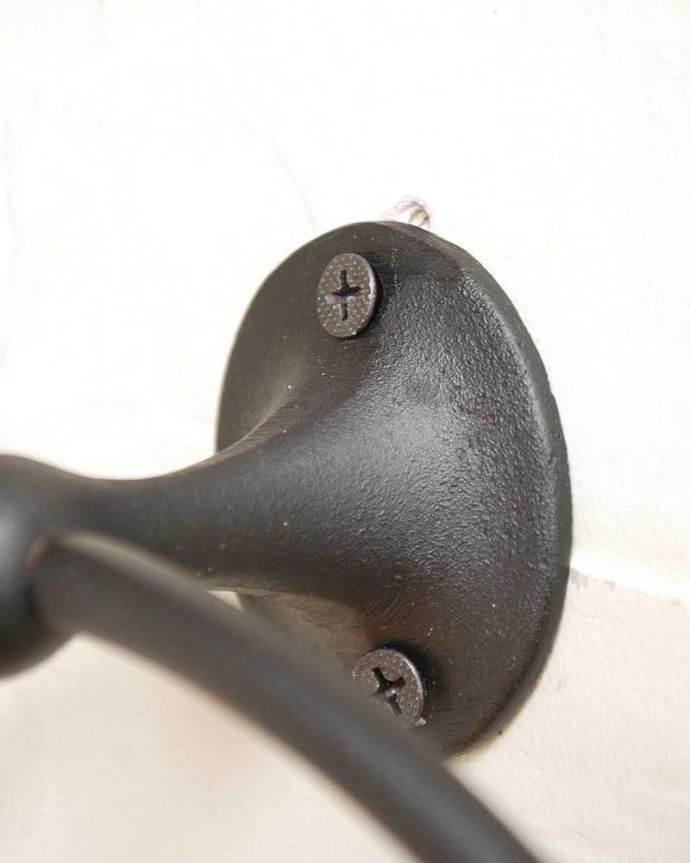 洗面・トイレ　住宅用パーツ　真鍮製のタオルリング（ブラックブラス・ビス付き）。壁にビスで固定してお使いください。(sa-432)