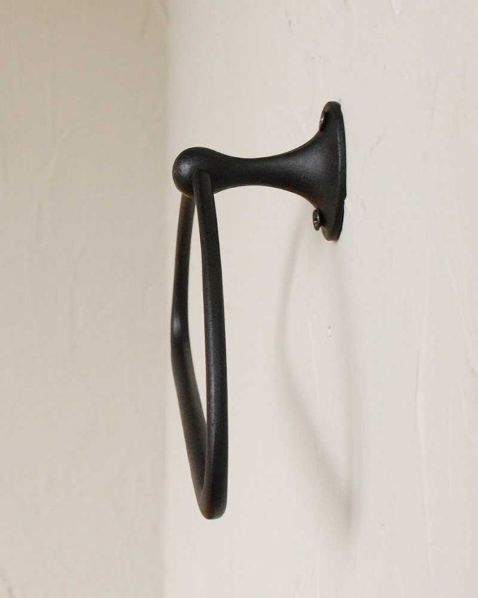 洗面・トイレ　住宅用パーツ　真鍮製のタオルリング（ブラックブラス・ビス付き）。横から見るとこんな感じです。(sa-432)