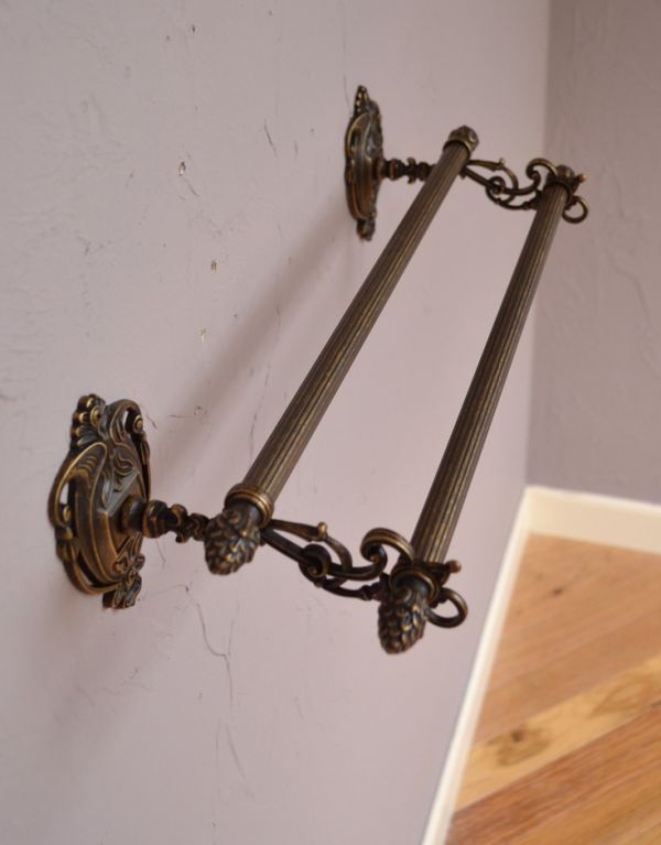 洗面・トイレ　住宅用パーツ　ヨーロピアン調の真鍮製ダブルタオルバー（アンティーク色）。家族が多い方にも人気の２連タイプのタオルバーです。(sa-627)