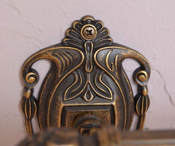 洗面・トイレ　住宅用パーツ　ヨーロピアン調の真鍮製ダブルタオルバー（アンティーク色）。ビスも台座柄の一部として溶け込み目立たないようこだわって作られたデザインです。(sa-627)