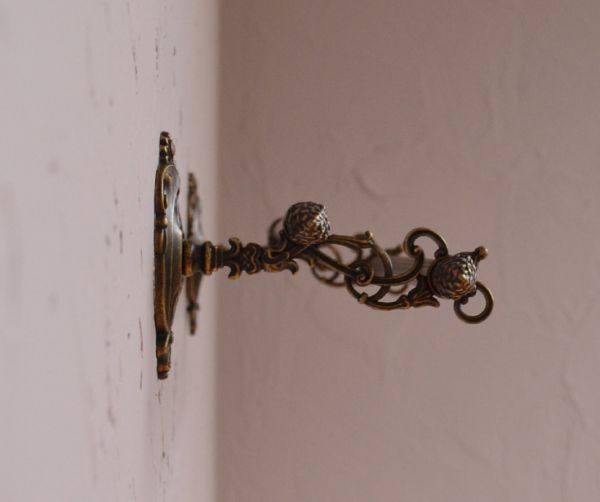 洗面・トイレ　住宅用パーツ　ヨーロピアン調の真鍮製ダブルタオルバー（アンティーク色）。横から見たバーの装飾も美しいデザインです。(sa-627)