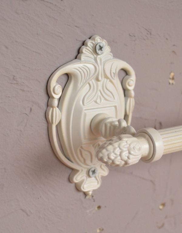 洗面・トイレ 住宅用パーツ ヨーロピアン調の真鍮製タオルバー(アンティークホワイト)。つけた瞬間そこはまるで高級ホテルのようなサニタリールームの出来上がりです。(sa-628)