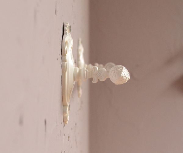 洗面・トイレ 住宅用パーツ ヨーロピアン調の真鍮製タオルバー(アンティークホワイト)。横から見たバーの装飾も美しいデザインです。(sa-628)