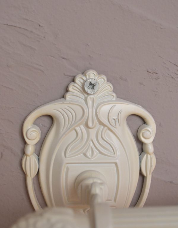 洗面・トイレ 住宅用パーツ ヨーロピアン調の真鍮製タオルバー(アンティークホワイト)。ビスも台座柄の一部として溶け込み目立たないようこだわって作られたデザインです。(sa-628)