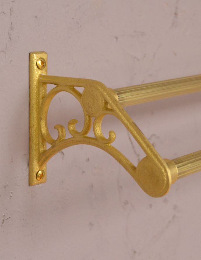 洗面・トイレ　住宅用パーツ　お洒落なサニタリーアイテム、真鍮製ダブルタオルバー（ゴールド）。クラシックな雰囲気を感じさせながら、シンプルに仕上げたデザインです。(sa-632)