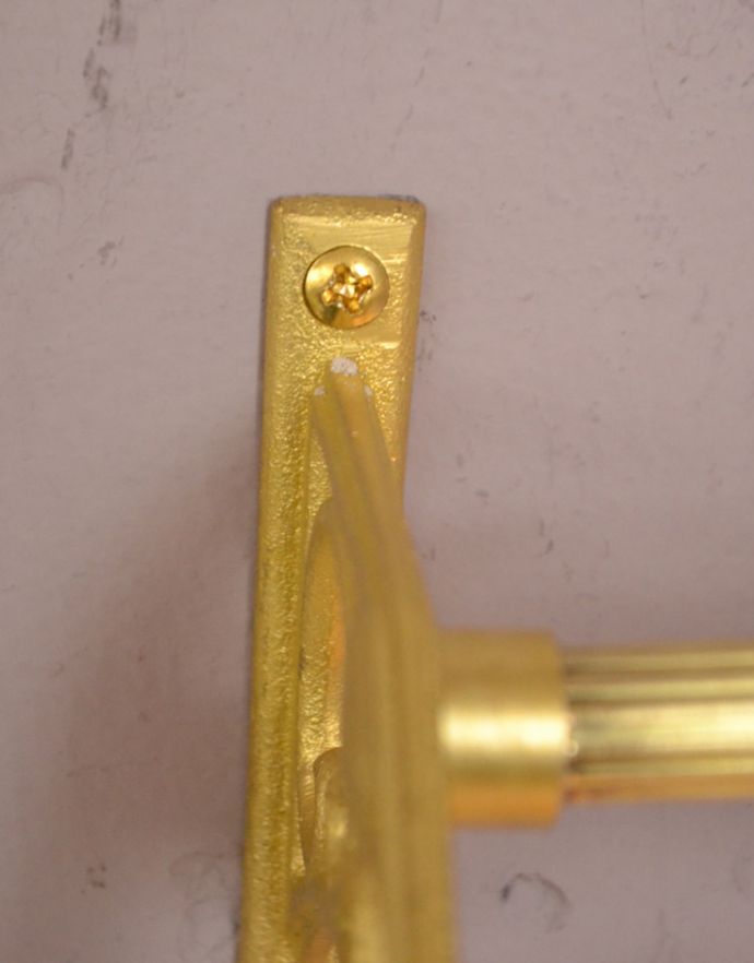 洗面・トイレ　住宅用パーツ　お洒落なサニタリーアイテム、真鍮製ダブルタオルバー（ゴールド）。4ヶ所ビスで留めてお使い下さい。(sa-632)