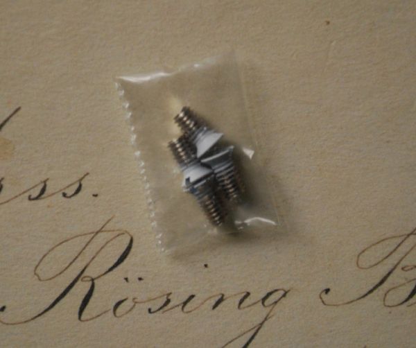 スイッチカバーのネジ