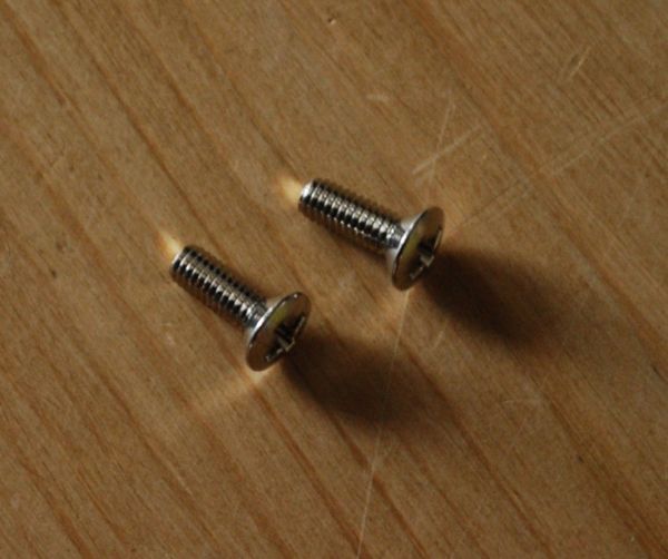 スイッチカバーのネジ