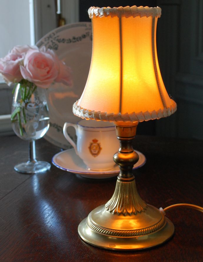 シャンデリア球のシェード　照明・ライティング　合わせやすいシンプルライン、ゴールドのリボン付き布シェード。ほんのりとした明かりが灯るので、リラックスするのに最適な照明です。(sd-39)