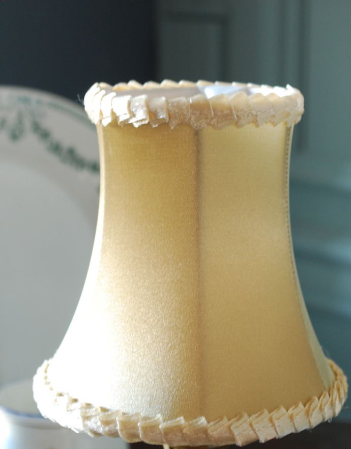 シャンデリア球のシェード　照明・ライティング　合わせやすいシンプルライン、ゴールドのリボン付き布シェード。縁どりにレースが付いた、女性らしいデザインです。(sd-39)