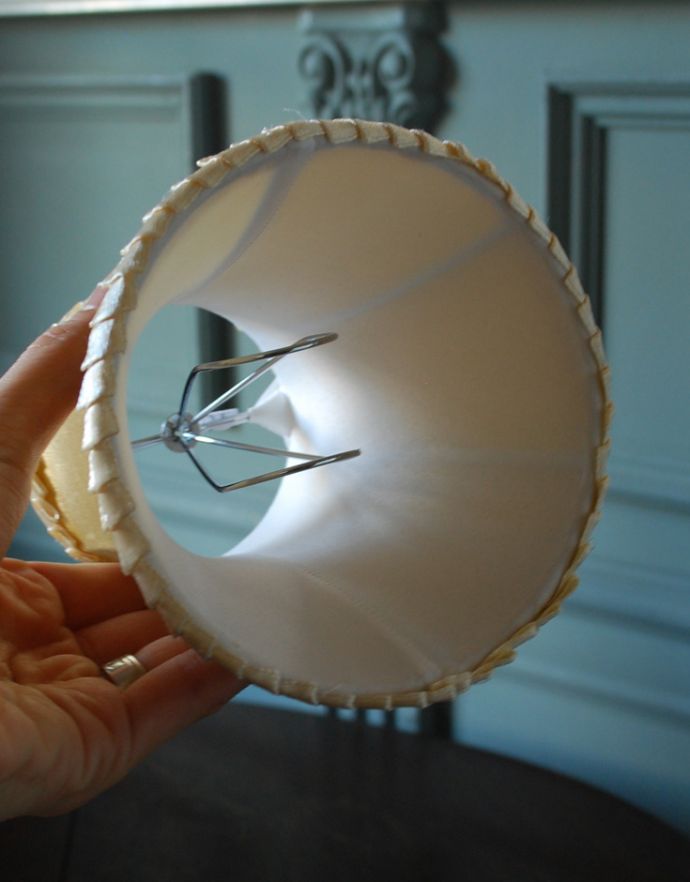 シャンデリア球のシェード　照明・ライティング　合わせやすいシンプルライン、ゴールドのリボン付き布シェード。クリップタイプになっているので、簡単に取り付けられます。(sd-39)