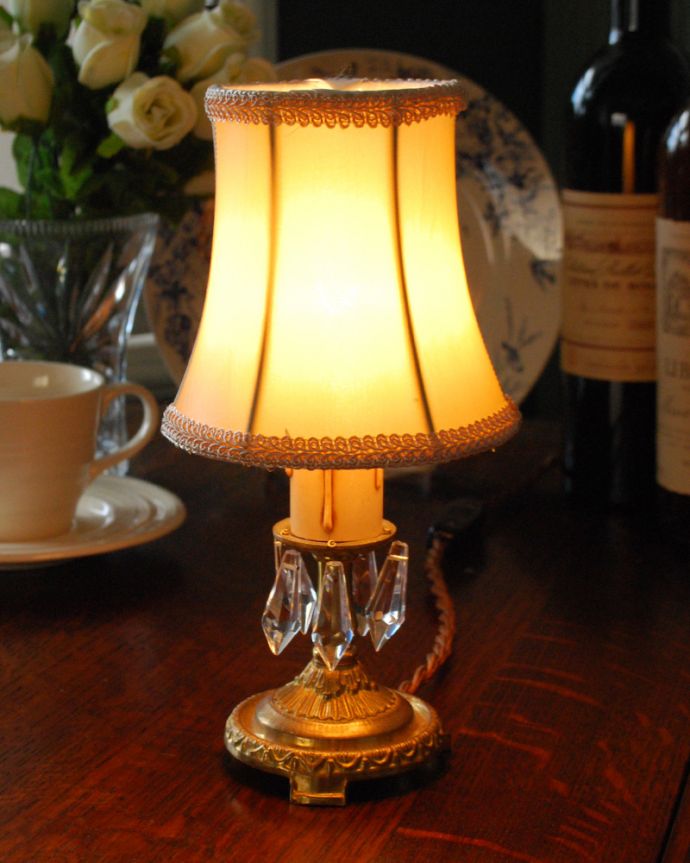 シャンデリア球のシェード 照明・ライティング 裾が広がって女性らしいシルエット、縁取りのレースが上品な布シェード。ほんのりとした明かりが灯るので、リラックスするのに最適な照明です。(sd-41)