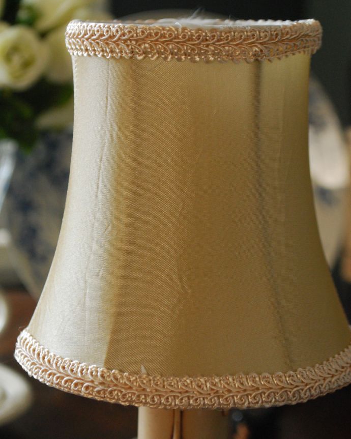 シャンデリア球のシェード 照明・ライティング 裾が広がって女性らしいシルエット、縁取りのレースが上品な布シェード。スタンドライトにつけるだけで、ドレスアップができます。(sd-41)