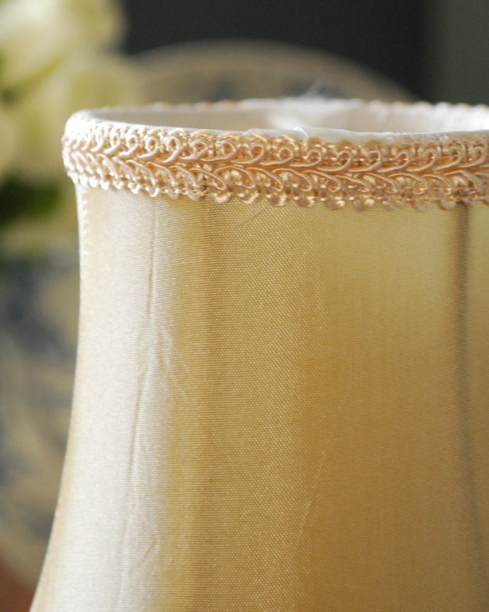 シャンデリア球のシェード 照明・ライティング 裾が広がって女性らしいシルエット、縁取りのレースが上品な布シェード。縁のレースが上品なアクセントになっています。(sd-41)