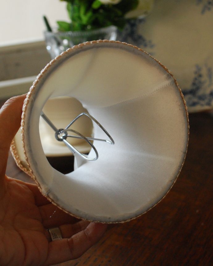 シャンデリア球のシェード 照明・ライティング 裾が広がって女性らしいシルエット、縁取りのレースが上品な布シェード。クリップタイプになっているので、簡単に取り付けられます。(sd-41)